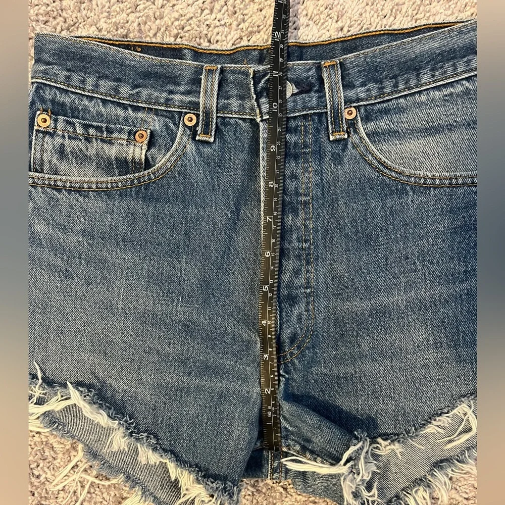 Perfect Vintage Levi’s 501 cutoff shorts fits size 26/27 - Picture 2 of 4
